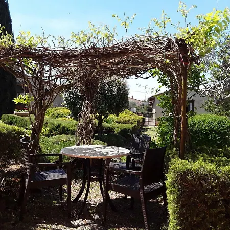 Aparthotel Tana De Lepri 3*